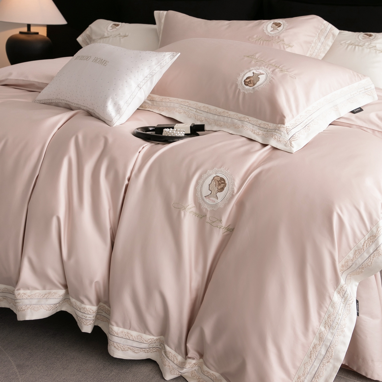 91家纺网 家纺一手货源 找家纺 馨蕊家居 2025新款100s全棉刺绣四件套-慕恋 （会员-20） 控价398/418 劵后控价：不低于368/388（礼盒包装） 慕恋-蔷薇粉