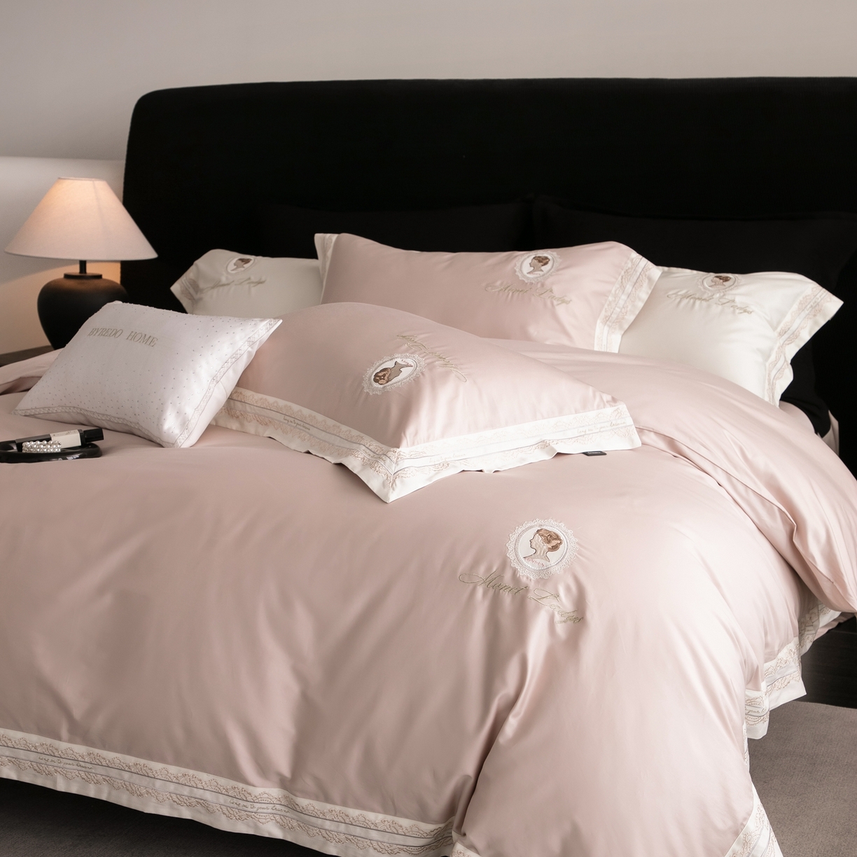 91家纺网 家纺一手货源 找家纺 馨蕊家居 2025新款100s全棉刺绣四件套-慕恋 （会员-20） 控价398/418 劵后控价：不低于368/388（礼盒包装） 慕恋-蔷薇粉