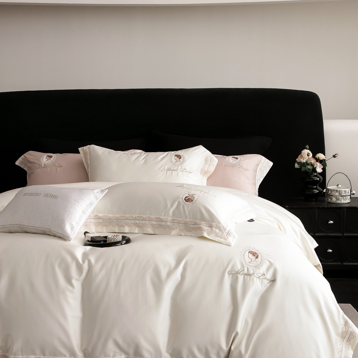 91家纺网 家纺一手货源 找家纺 馨蕊家居 2025新款100s全棉刺绣四件套-慕恋 （会员-20） 控价398/418 劵后控价：不低于368/388（礼盒包装） 慕恋-月光白