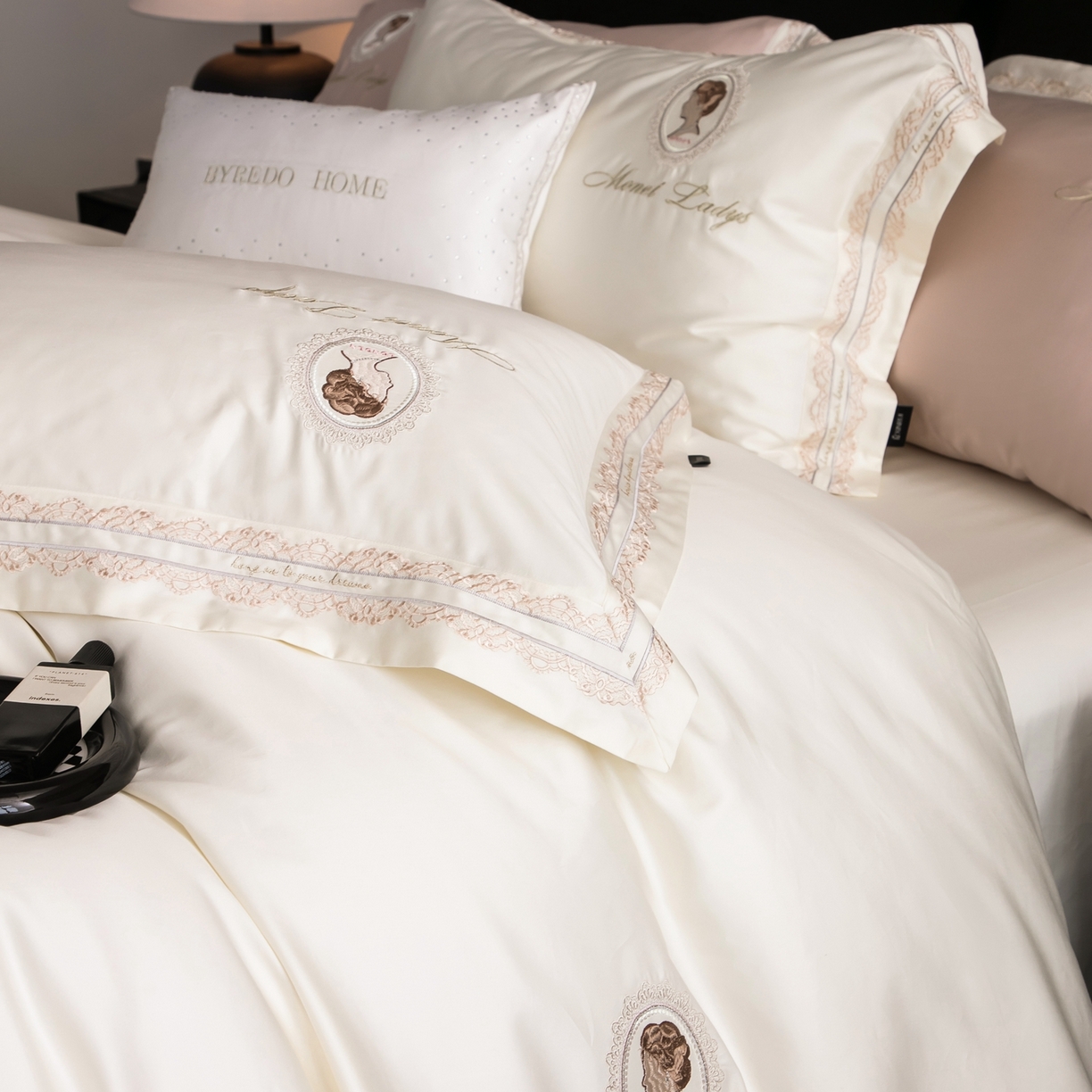 91家纺网 家纺一手货源 找家纺 馨蕊家居 2025新款100s全棉刺绣四件套-慕恋 （会员-20） 控价398/418 劵后控价：不低于368/388（礼盒包装） 慕恋-月光白