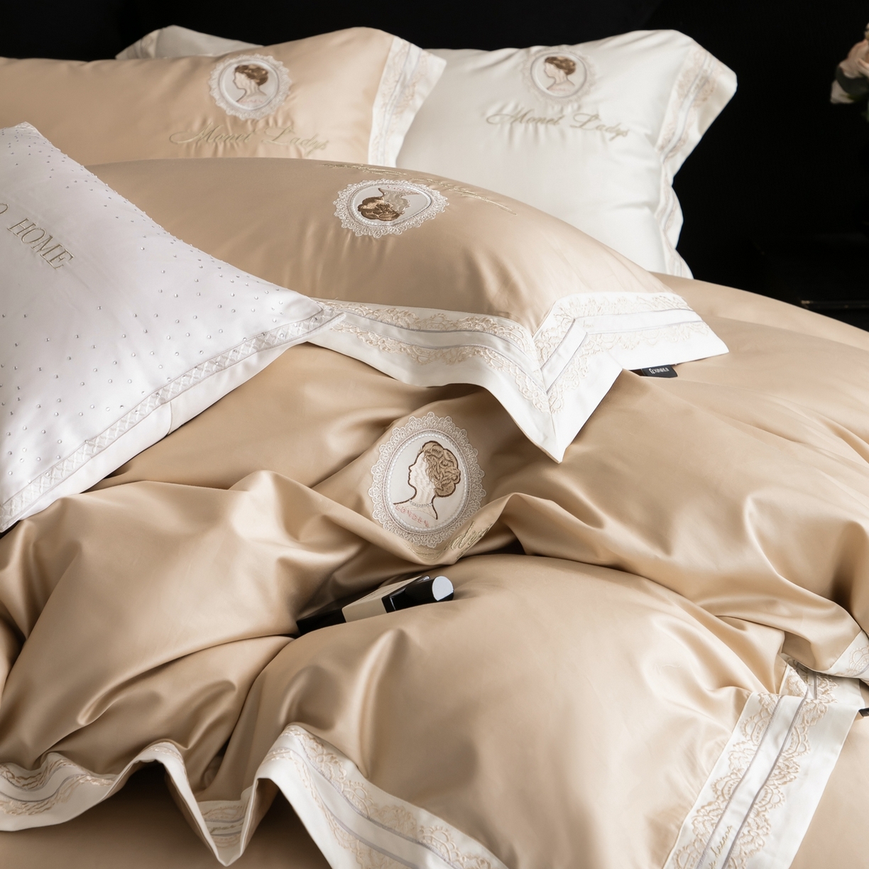 91家纺网 家纺一手货源 找家纺 馨蕊家居 2025新款100s全棉刺绣四件套-慕恋 （会员-20） 控价398/418 劵后控价：不低于368/388（礼盒包装） 慕恋-奶咖