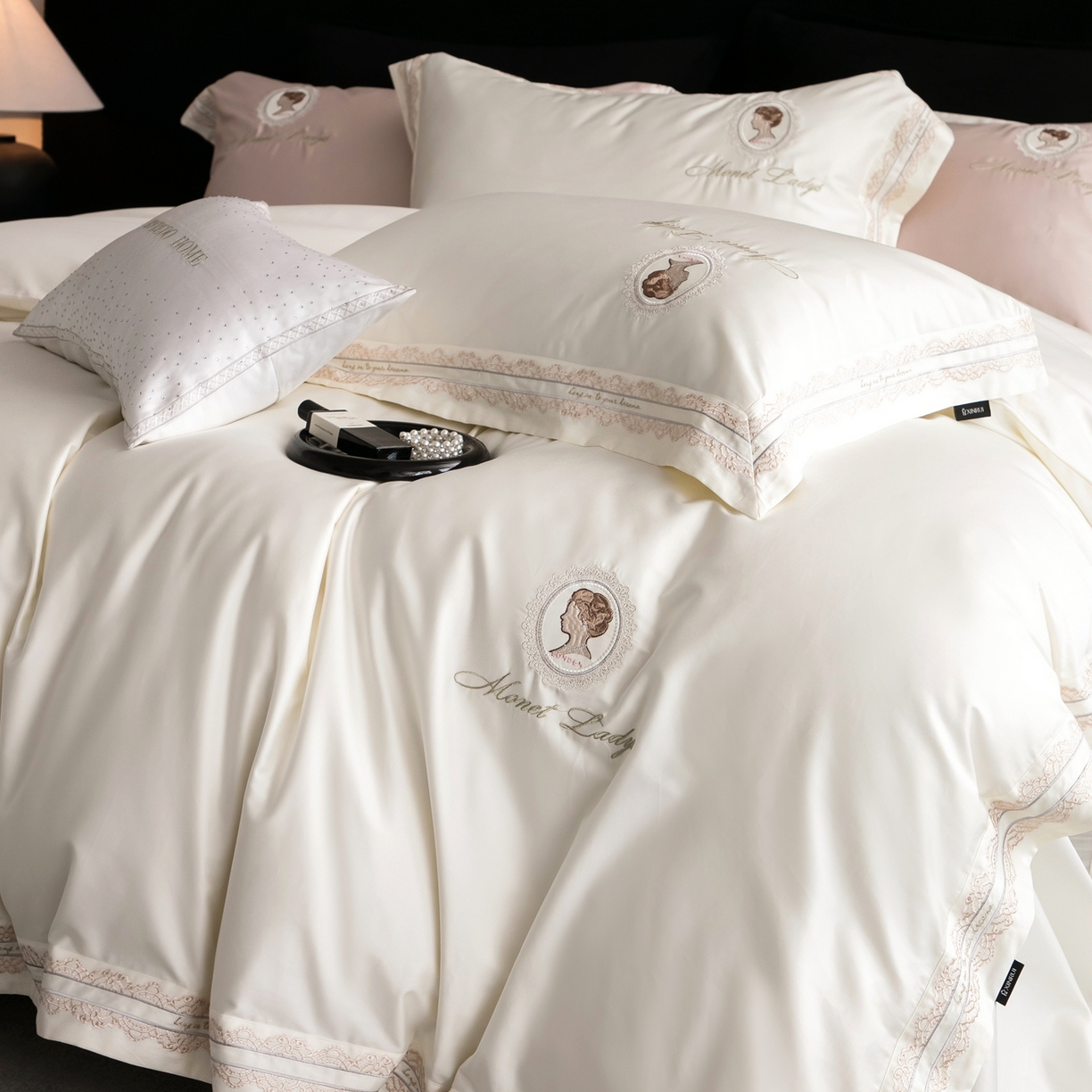 91家纺网 家纺一手货源 找家纺 馨蕊家居 2025新款100s全棉刺绣四件套-慕恋 （会员-20） 控价398/418 劵后控价：不低于368/388（礼盒包装） 慕恋-月光白