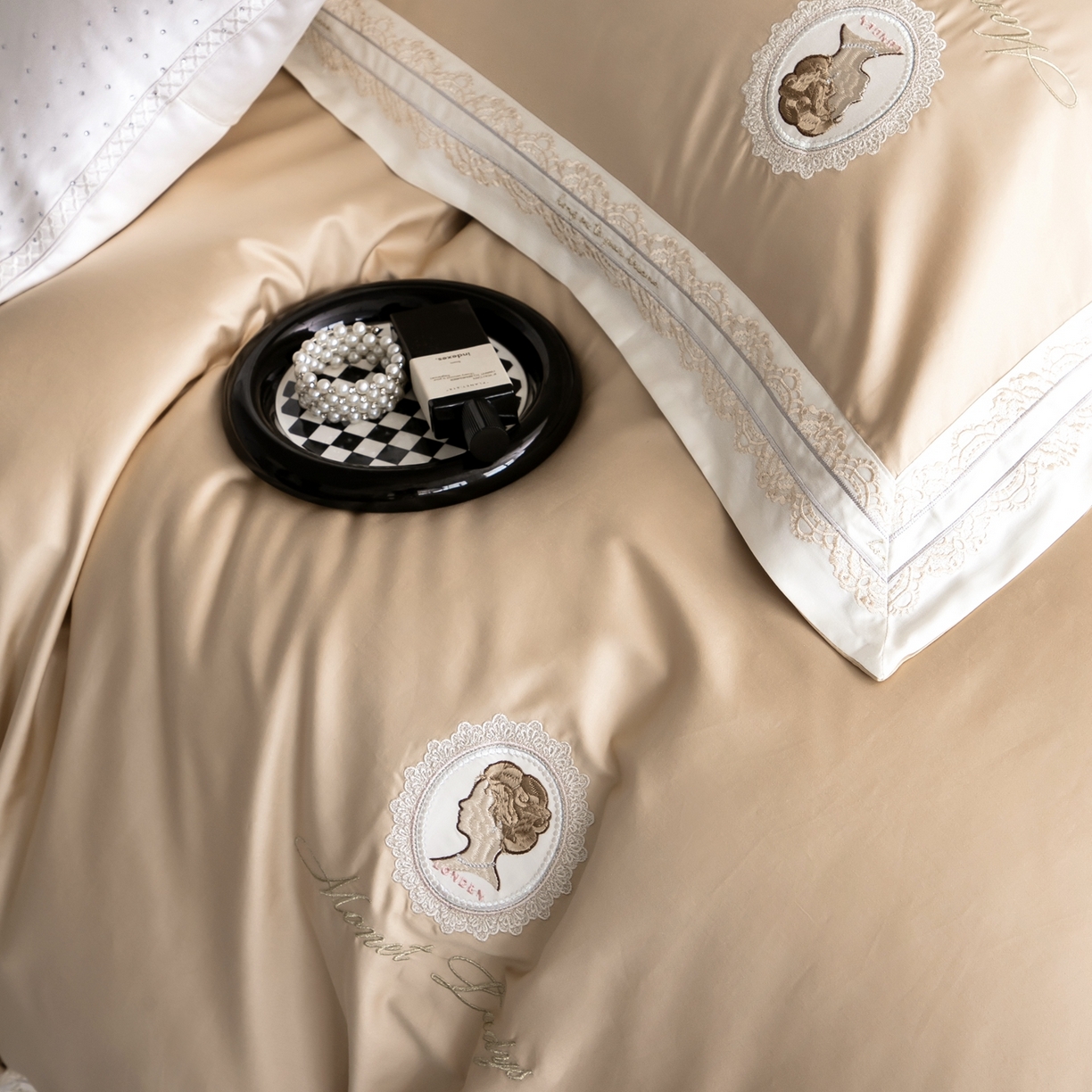 91家纺网 家纺一手货源 找家纺 馨蕊家居 2025新款100s全棉刺绣四件套-慕恋 （会员-20） 控价398/418 劵后控价：不低于368/388（礼盒包装） 慕恋-奶咖