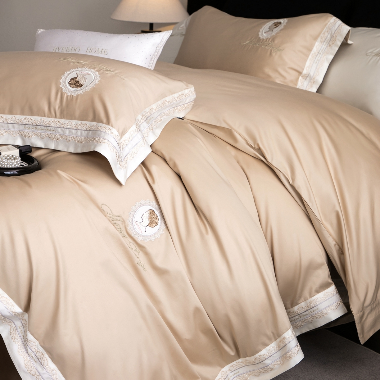 91家纺网 家纺一手货源 找家纺 馨蕊家居 2025新款100s全棉刺绣四件套-慕恋 （会员-20） 控价398/418 劵后控价：不低于368/388（礼盒包装） 慕恋-奶咖