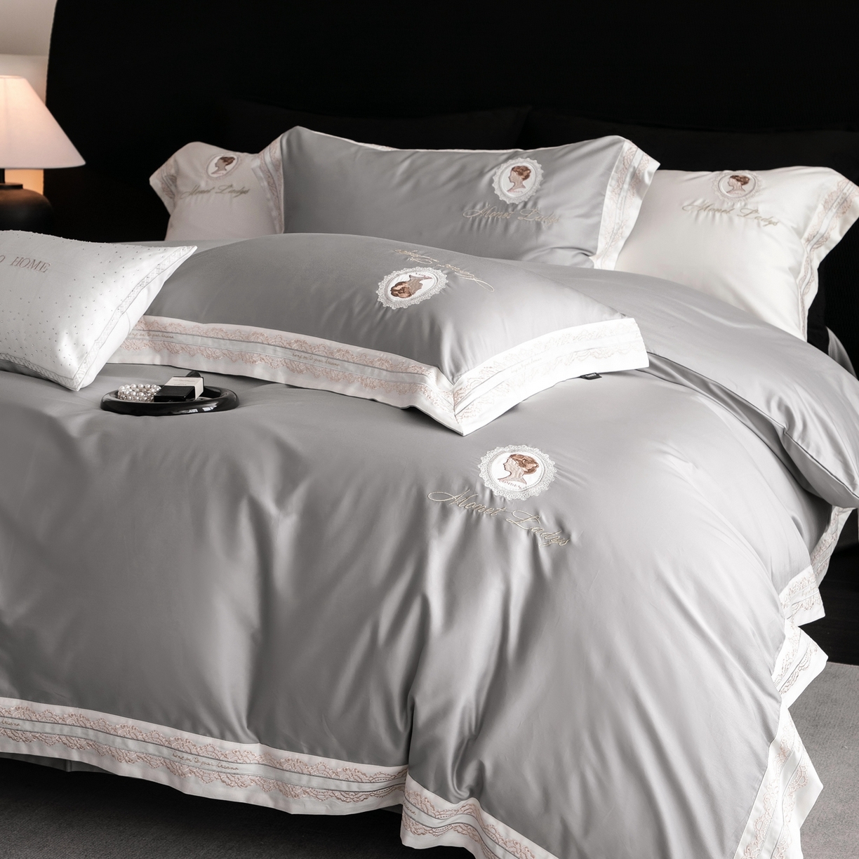 91家纺网 家纺一手货源 找家纺 馨蕊家居 2025新款100s全棉刺绣四件套-慕恋 （会员-20） 控价398/418 劵后控价：不低于368/388（礼盒包装） 慕恋-高级灰