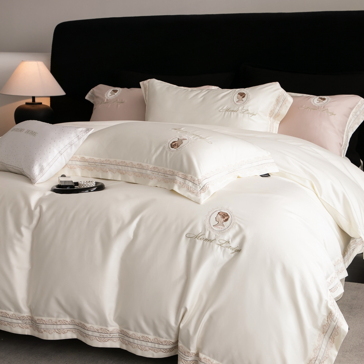 91家纺网 家纺一手货源 找家纺 馨蕊家居 2025新款100s全棉刺绣四件套-慕恋 （会员-20） 控价398/418 劵后控价：不低于368/388（礼盒包装） 慕恋-月光白