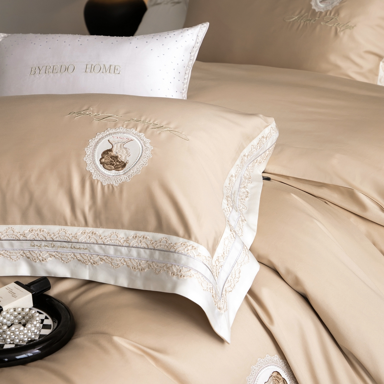 91家纺网 家纺一手货源 找家纺 馨蕊家居 2025新款100s全棉刺绣四件套-慕恋 （会员-20） 控价398/418 劵后控价：不低于368/388（礼盒包装） 慕恋-奶咖