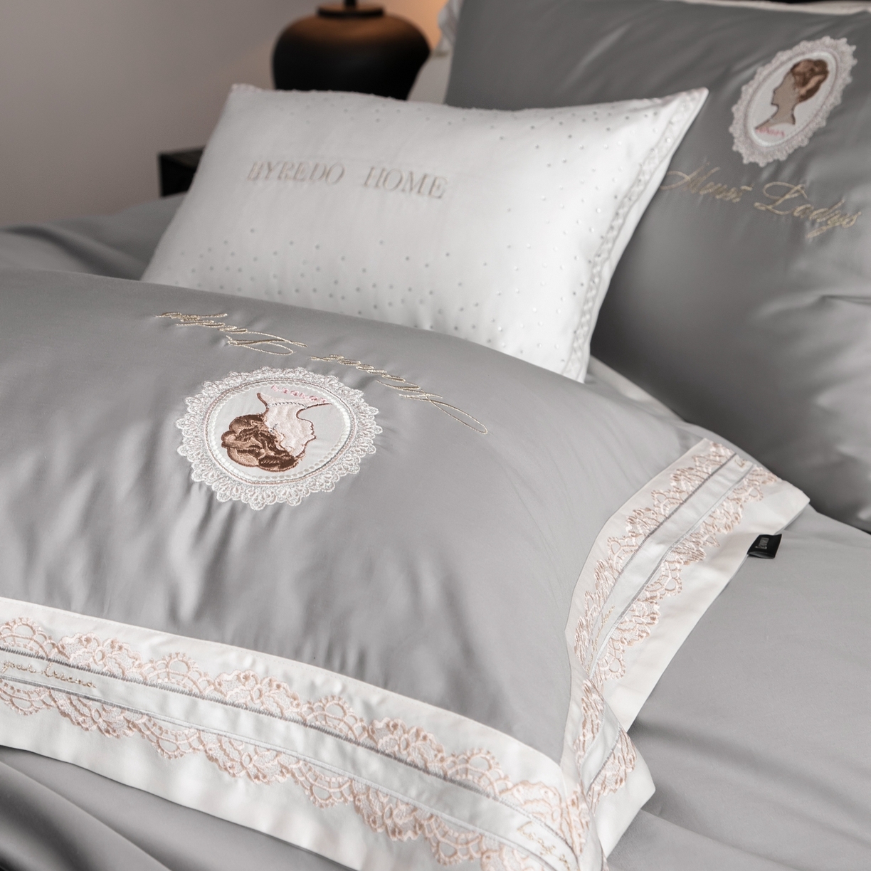 91家纺网 家纺一手货源 找家纺 馨蕊家居 2025新款100s全棉刺绣四件套-慕恋 （会员-20） 控价398/418 劵后控价：不低于368/388（礼盒包装） 慕恋-高级灰