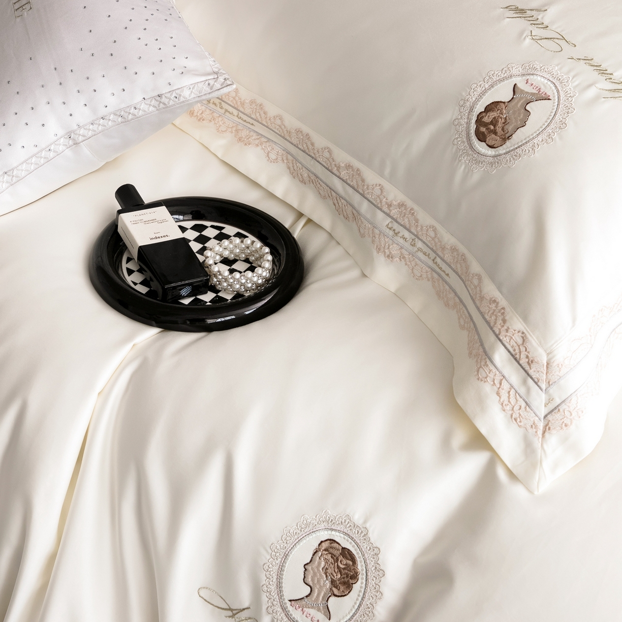 91家纺网 家纺一手货源 找家纺 馨蕊家居 2025新款100s全棉刺绣四件套-慕恋 （会员-20） 控价398/418 劵后控价：不低于368/388（礼盒包装） 慕恋-月光白