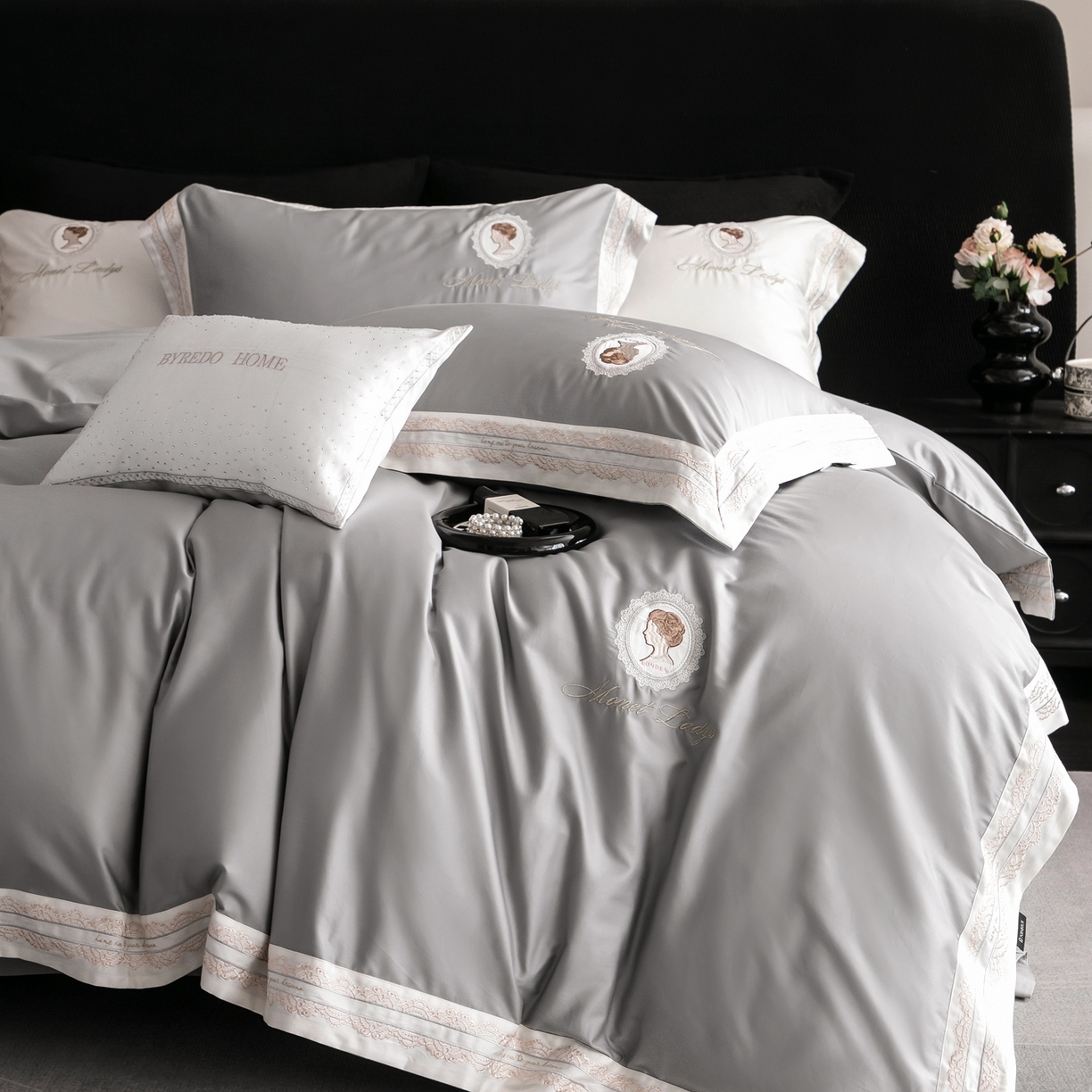 馨蕊家居 2025新款100s全棉刺绣四件套-慕恋 （会员-20） 控价398/418 劵后控价：不低于368/388（礼盒包装） 慕恋-高级灰