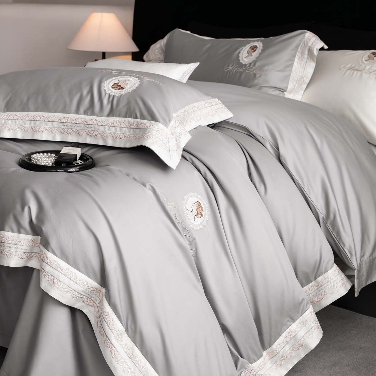 91家纺网 家纺一手货源 找家纺 馨蕊家居 2025新款100s全棉刺绣四件套-慕恋 （会员-20） 控价398/418 劵后控价：不低于368/388（礼盒包装） 慕恋-高级灰