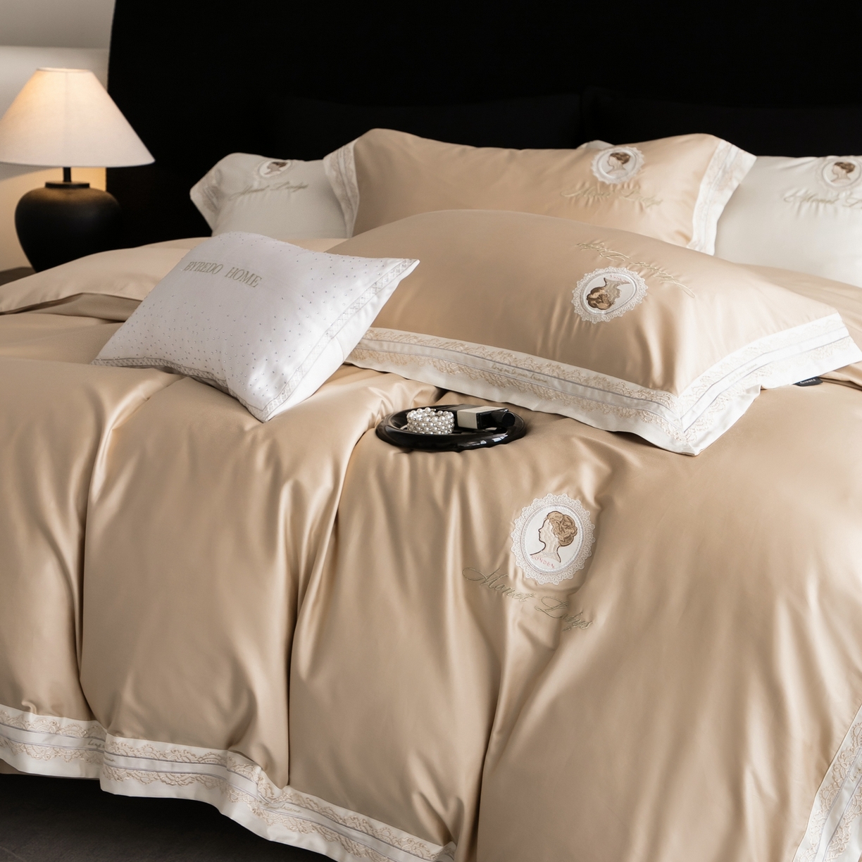 91家纺网 家纺一手货源 找家纺 馨蕊家居 2025新款100s全棉刺绣四件套-慕恋 （会员-20） 控价398/418 劵后控价：不低于368/388（礼盒包装） 慕恋-奶咖