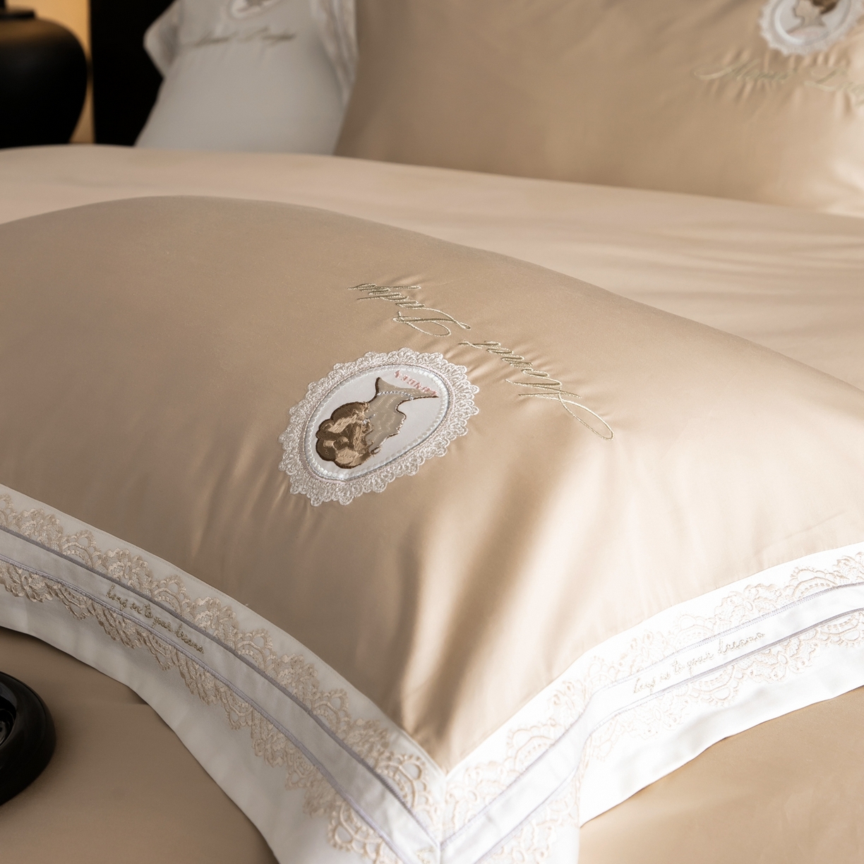 91家纺网 家纺一手货源 找家纺 馨蕊家居 2025新款100s全棉刺绣四件套-慕恋 （会员-20） 控价398/418 劵后控价：不低于368/388（礼盒包装） 慕恋-奶咖