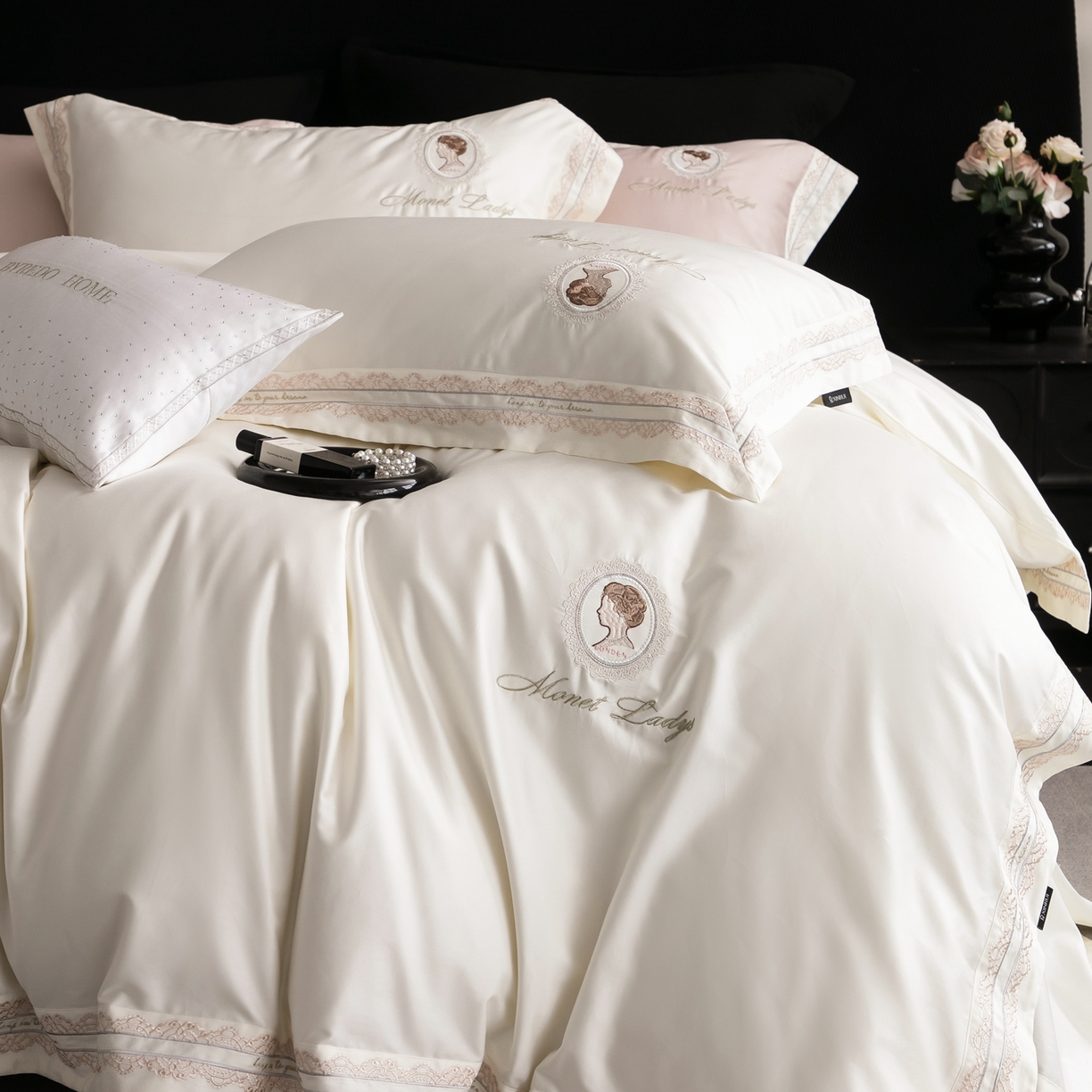 馨蕊家居 2025新款100s全棉刺绣四件套-慕恋 （会员-20） 控价398/418 劵后控价：不低于368/388（礼盒包装） 慕恋-月光白