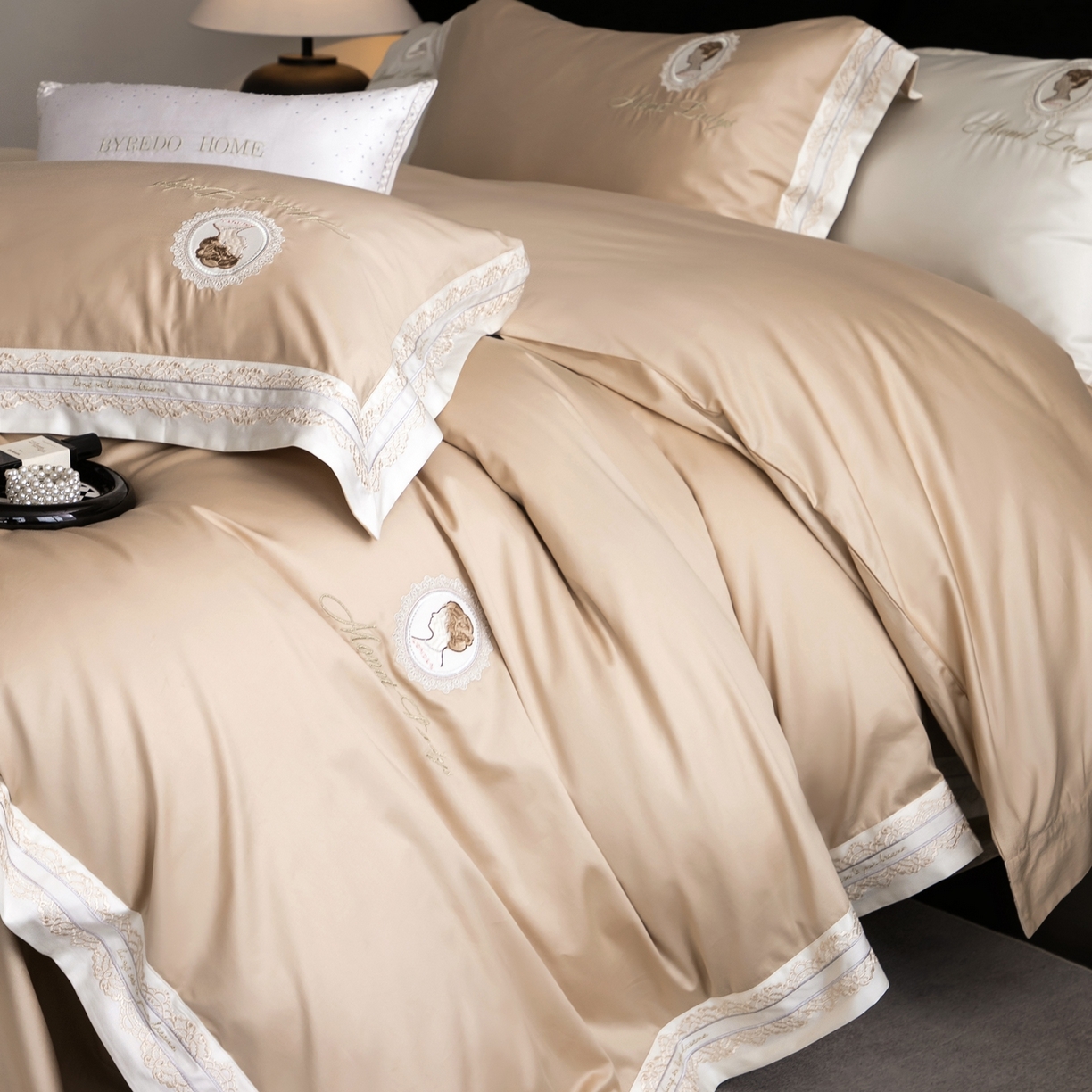 91家纺网 家纺一手货源 找家纺 馨蕊家居 2025新款100s全棉刺绣四件套-慕恋 （会员-20） 控价398/418 劵后控价：不低于368/388（礼盒包装） 慕恋-奶咖