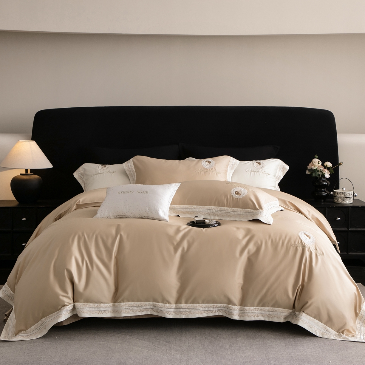 91家纺网 家纺一手货源 找家纺 馨蕊家居 2025新款100s全棉刺绣四件套-慕恋 （会员-20） 控价398/418 劵后控价：不低于368/388（礼盒包装） 慕恋-奶咖