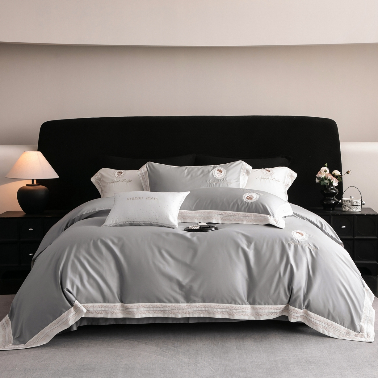 91家纺网 家纺一手货源 找家纺 馨蕊家居 2025新款100s全棉刺绣四件套-慕恋 （会员-20） 控价398/418 劵后控价：不低于368/388（礼盒包装） 慕恋-高级灰