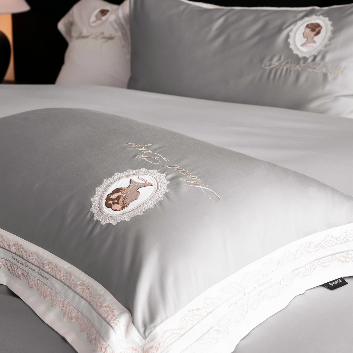 91家纺网 家纺一手货源 找家纺 馨蕊家居 2025新款100s全棉刺绣四件套-慕恋 （会员-20） 控价398/418 劵后控价：不低于368/388（礼盒包装） 慕恋-高级灰