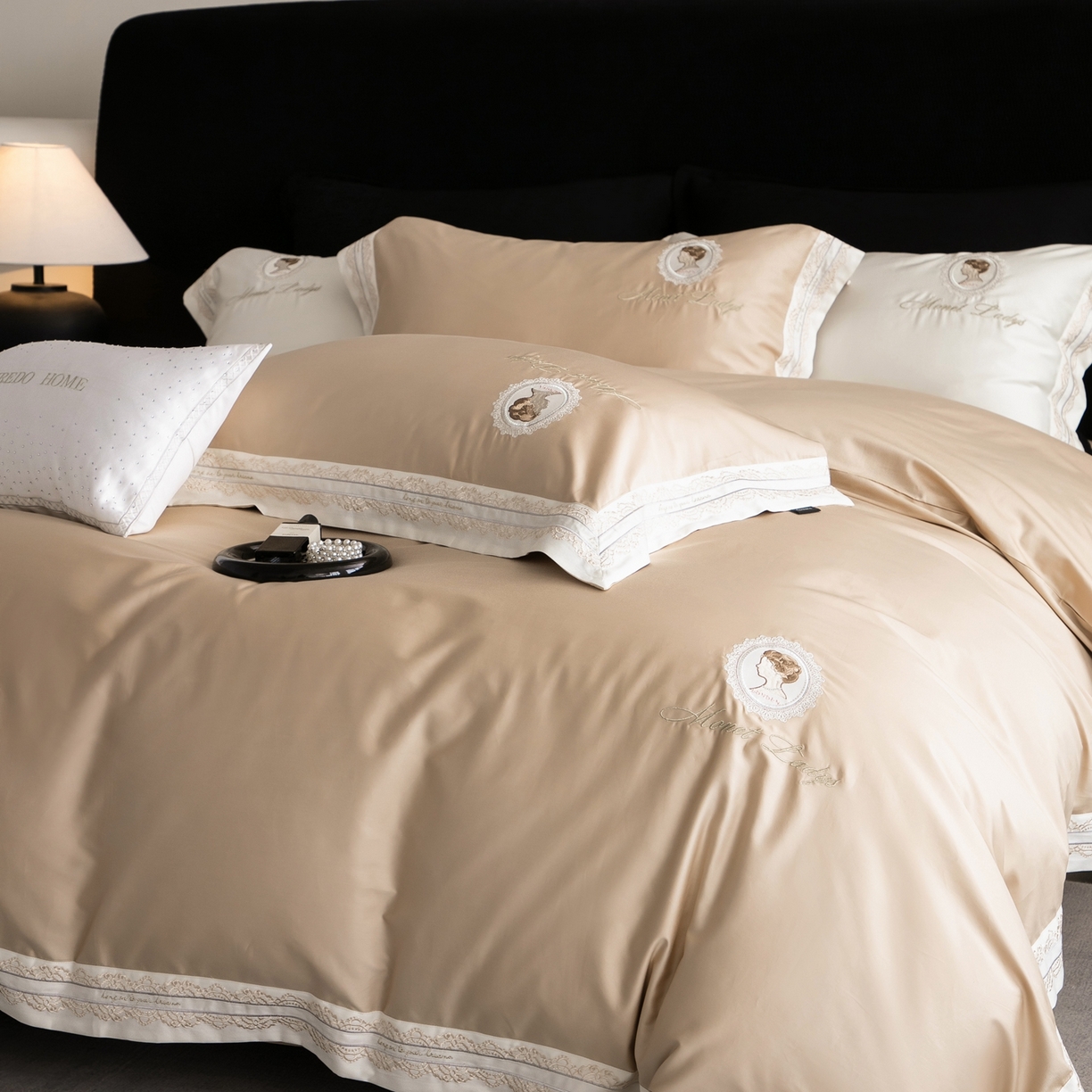 91家纺网 家纺一手货源 找家纺 馨蕊家居 2025新款100s全棉刺绣四件套-慕恋 （会员-20） 控价398/418 劵后控价：不低于368/388（礼盒包装） 慕恋-奶咖