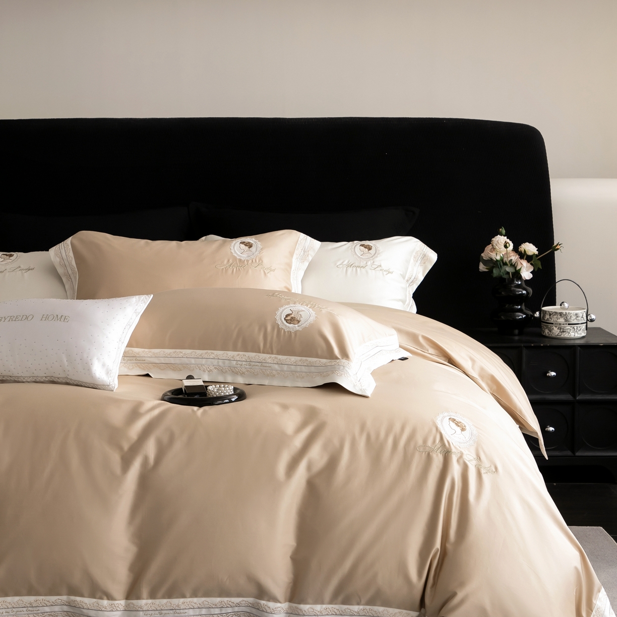 91家纺网 家纺一手货源 找家纺 馨蕊家居 2025新款100s全棉刺绣四件套-慕恋 （会员-20） 控价398/418 劵后控价：不低于368/388（礼盒包装） 慕恋-奶咖