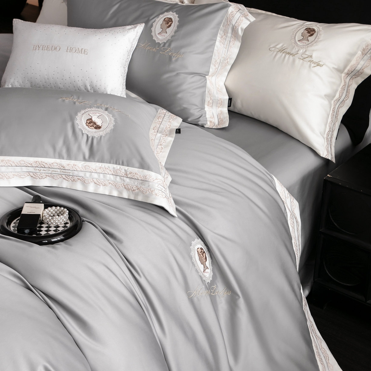 91家纺网 家纺一手货源 找家纺 馨蕊家居 2025新款100s全棉刺绣四件套-慕恋 （会员-20） 控价398/418 劵后控价：不低于368/388（礼盒包装） 慕恋-高级灰