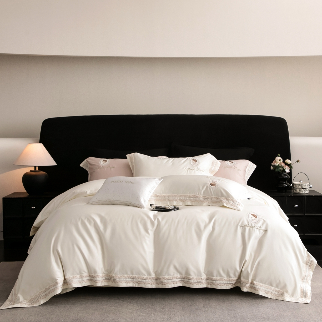 91家纺网 家纺一手货源 找家纺 馨蕊家居 2025新款100s全棉刺绣四件套-慕恋 （会员-20） 控价398/418 劵后控价：不低于368/388（礼盒包装） 慕恋-月光白