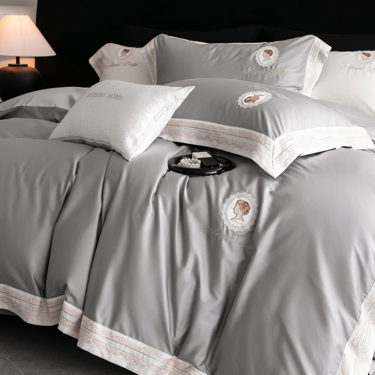 91家纺网 家纺一手货源 找家纺 馨蕊家居 2025新款100s全棉刺绣四件套-慕恋 （会员-20） 控价398/418 劵后控价：不低于368/388（礼盒包装） 慕恋-高级灰