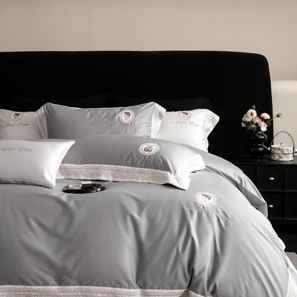 91家纺网 家纺一手货源 找家纺 馨蕊家居 2025新款100s全棉刺绣四件套-慕恋 （会员-20） 控价398/418 劵后控价：不低于368/388（礼盒包装） 慕恋-高级灰