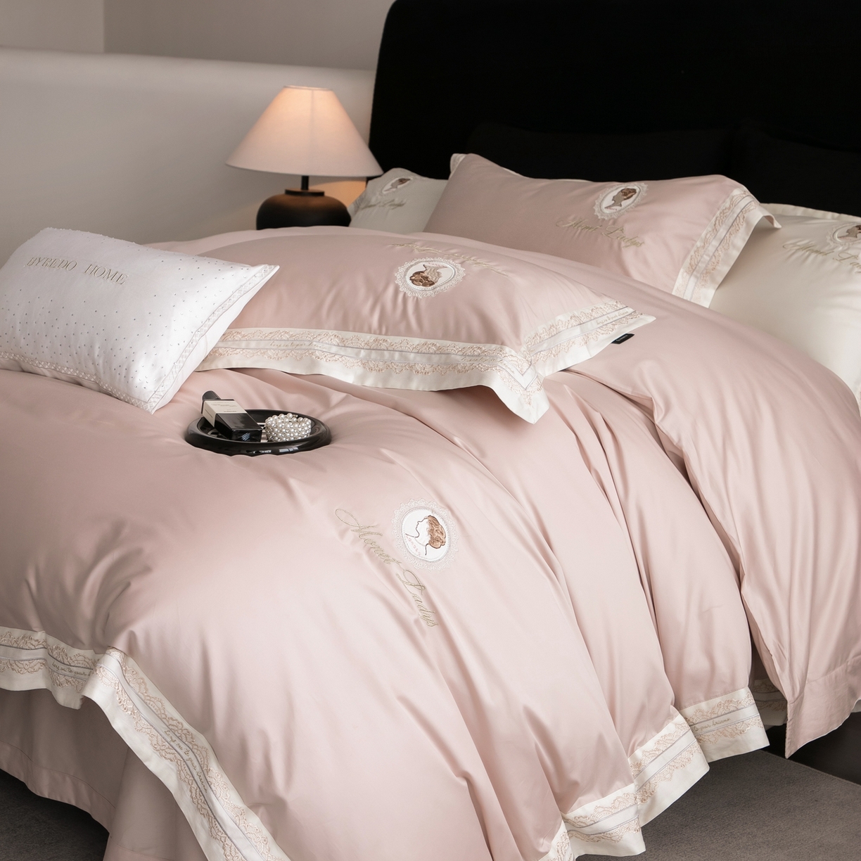 91家纺网 家纺一手货源 找家纺 馨蕊家居 2025新款100s全棉刺绣四件套-慕恋 （会员-20） 控价398/418 劵后控价：不低于368/388（礼盒包装） 慕恋-蔷薇粉