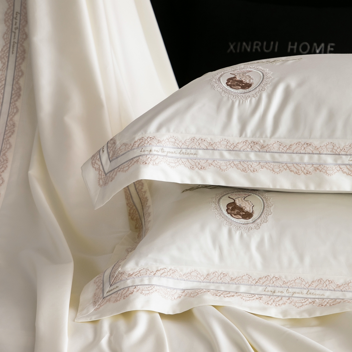 91家纺网 家纺一手货源 找家纺 馨蕊家居 2025新款100s全棉刺绣四件套-慕恋 （会员-20） 控价398/418 劵后控价：不低于368/388（礼盒包装） 慕恋-月光白
