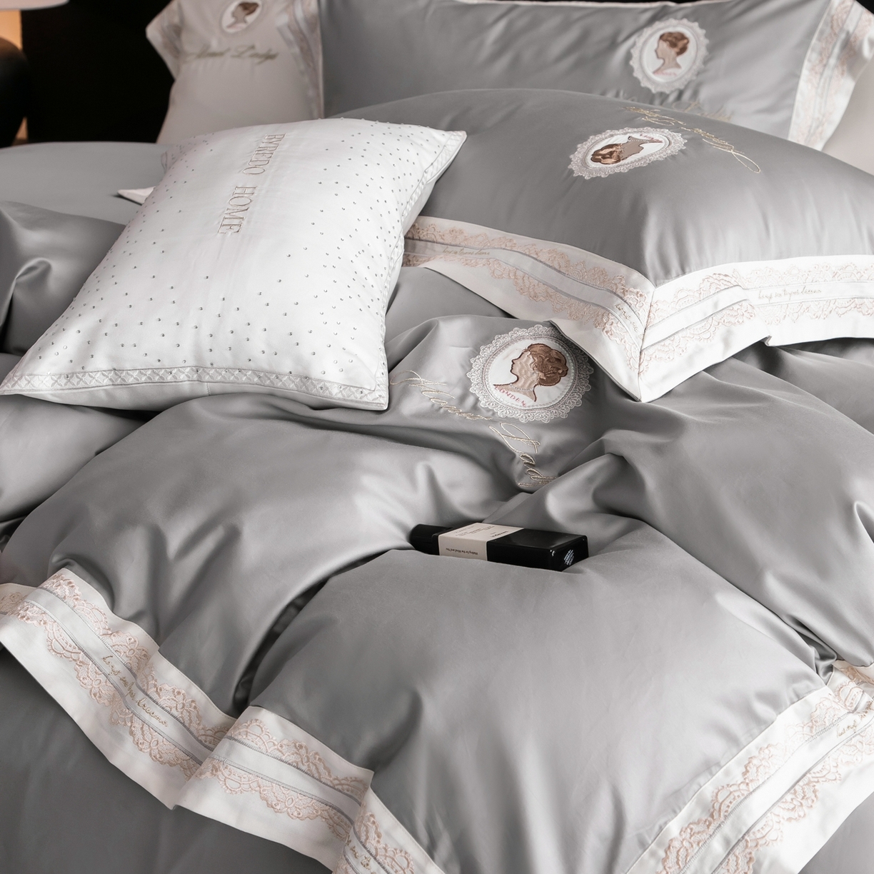 91家纺网 家纺一手货源 找家纺 馨蕊家居 2025新款100s全棉刺绣四件套-慕恋 （会员-20） 控价398/418 劵后控价：不低于368/388（礼盒包装） 慕恋-高级灰