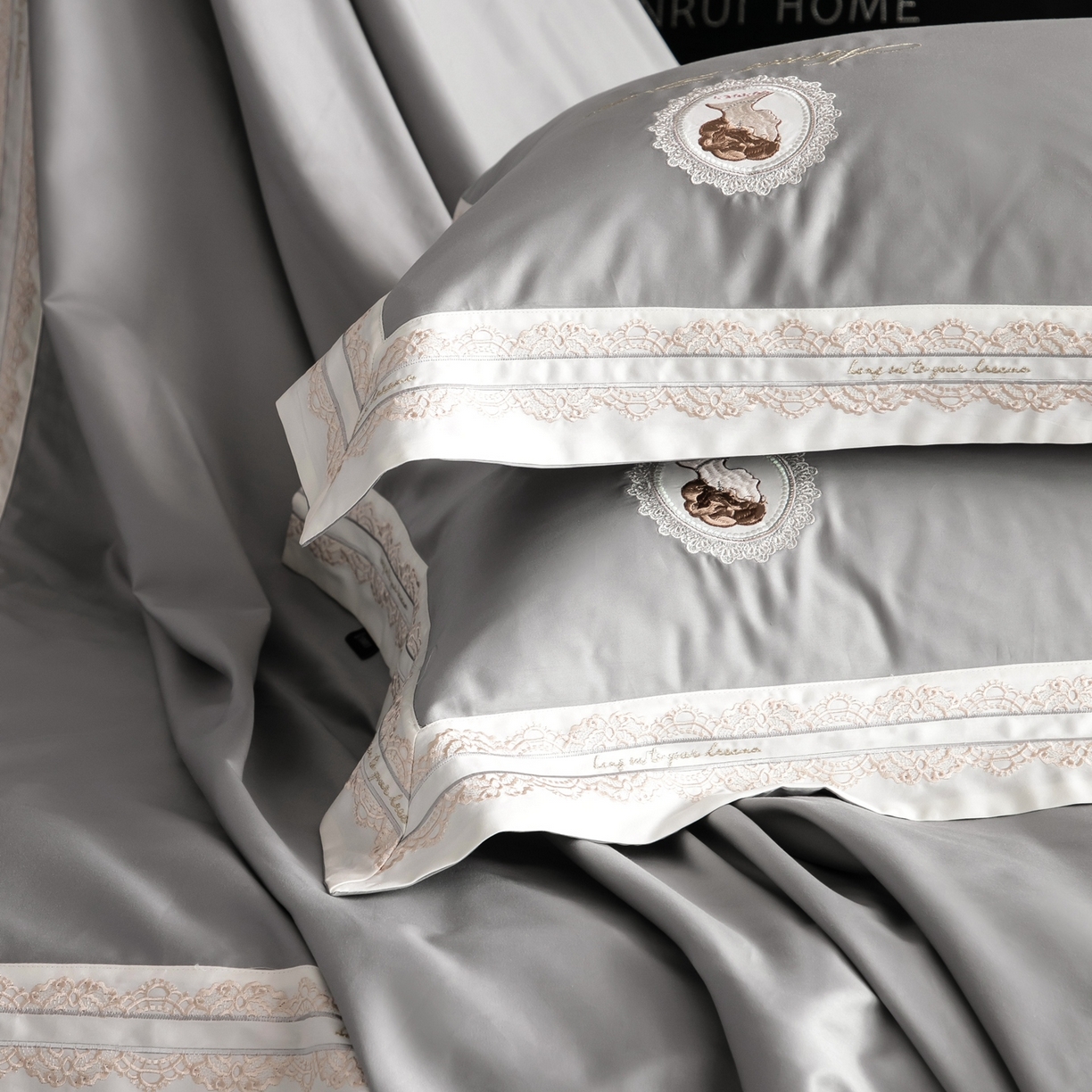 91家纺网 家纺一手货源 找家纺 馨蕊家居 2025新款100s全棉刺绣四件套-慕恋 （会员-20） 控价398/418 劵后控价：不低于368/388（礼盒包装） 慕恋-高级灰