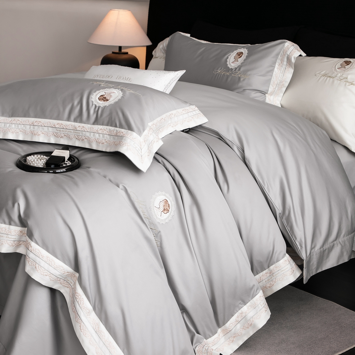 91家纺网 家纺一手货源 找家纺 馨蕊家居 2025新款100s全棉刺绣四件套-慕恋 （会员-20） 控价398/418 劵后控价：不低于368/388（礼盒包装） 慕恋-高级灰