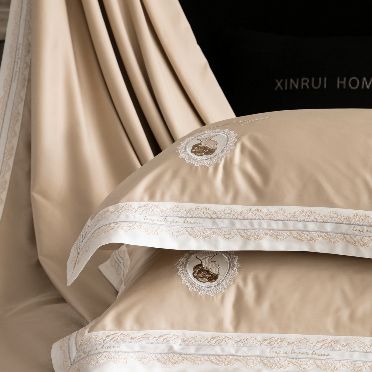 91家纺网 家纺一手货源 找家纺 馨蕊家居 2025新款100s全棉刺绣四件套-慕恋 （会员-20） 控价398/418 劵后控价：不低于368/388（礼盒包装） 慕恋-奶咖