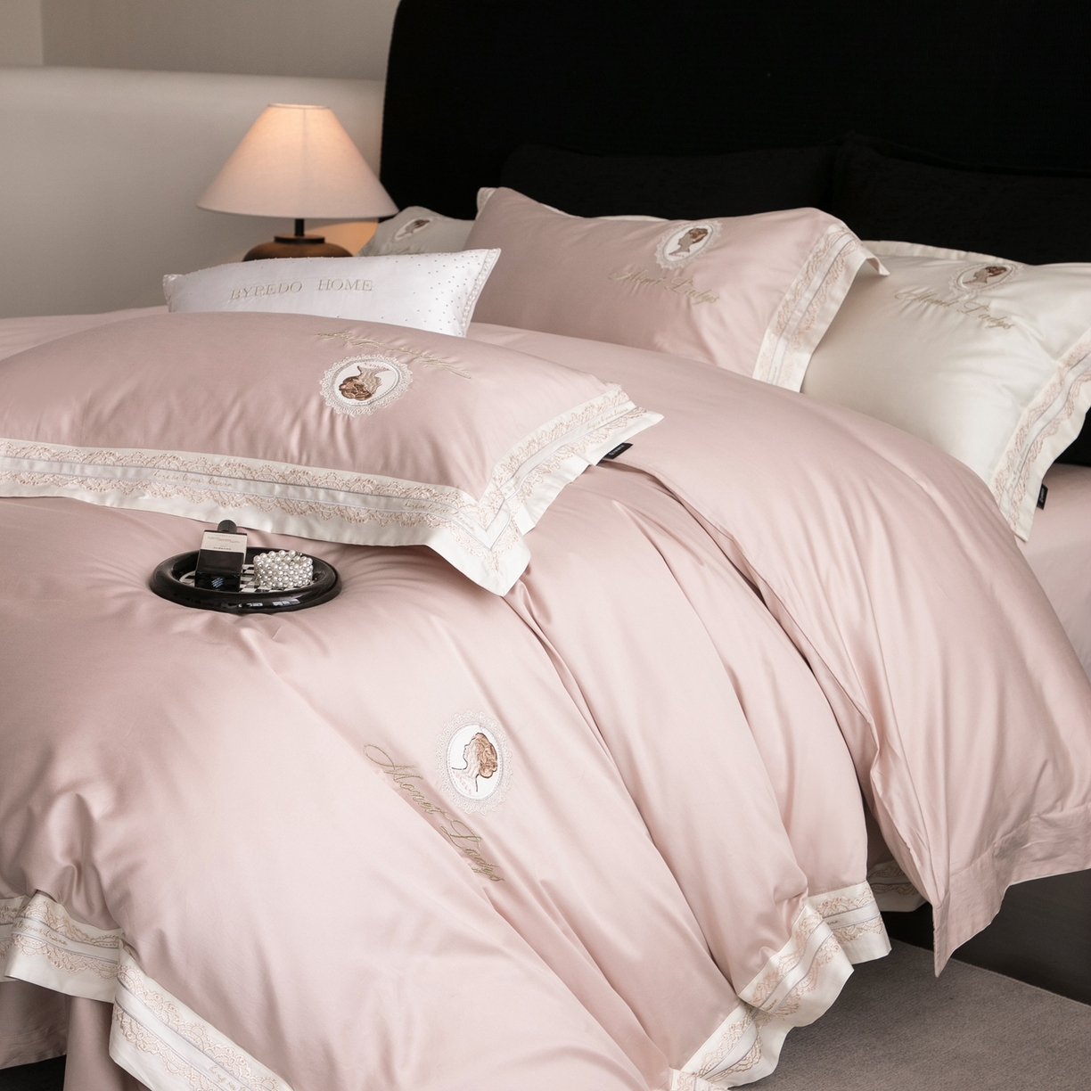 91家纺网 家纺一手货源 找家纺 馨蕊家居 2025新款100s全棉刺绣四件套-慕恋 （会员-20） 控价398/418 劵后控价：不低于368/388（礼盒包装） 慕恋-蔷薇粉