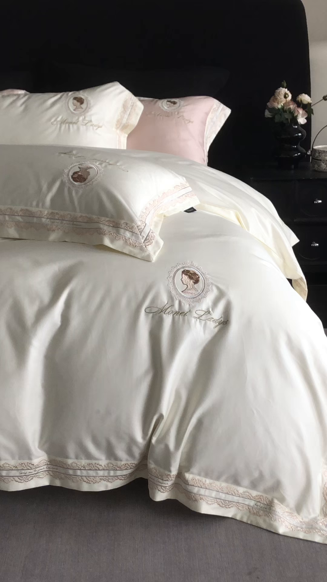 91家纺网 家纺一手货源 找家纺 馨蕊家居 2025新款100s全棉刺绣四件套-慕恋 （会员-20） 控价398/418 劵后控价：不低于368/388（礼盒包装） 慕恋-月光白