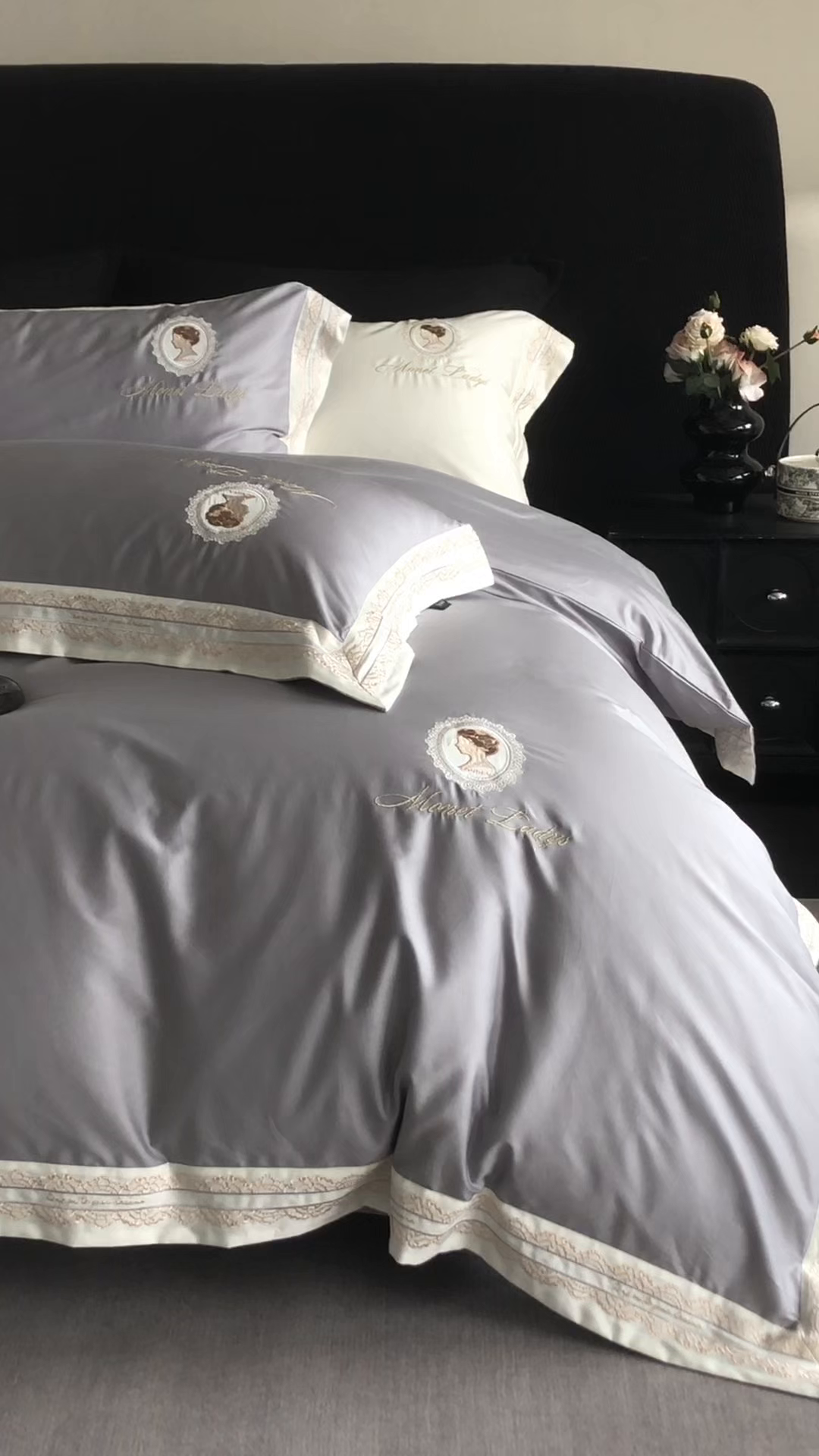 91家纺网 家纺一手货源 找家纺 馨蕊家居 2025新款100s全棉刺绣四件套-慕恋 （会员-20） 控价398/418 劵后控价：不低于368/388（礼盒包装） 慕恋-高级灰