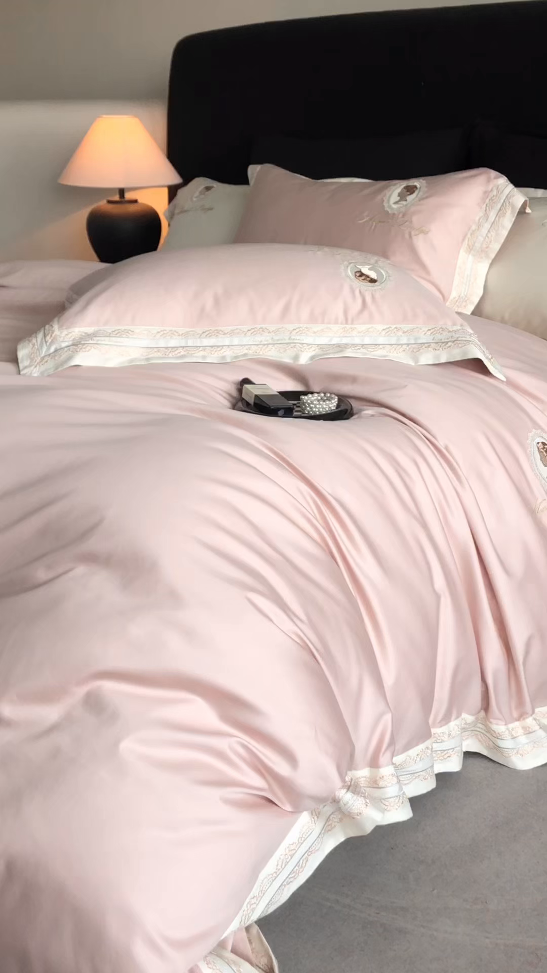 91家纺网 家纺一手货源 找家纺 馨蕊家居 2025新款100s全棉刺绣四件套-慕恋 （会员-20） 控价398/418 劵后控价：不低于368/388（礼盒包装） 慕恋-蔷薇粉