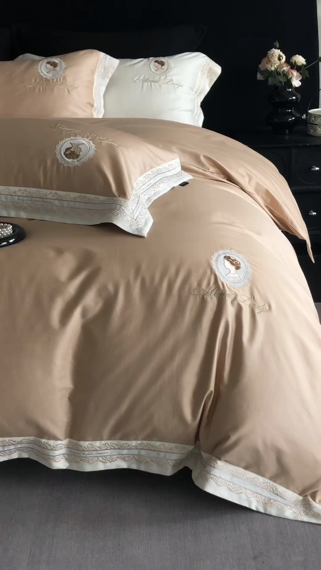 91家纺网 家纺一手货源 找家纺 馨蕊家居 2025新款100s全棉刺绣四件套-慕恋 （会员-20） 控价398/418 劵后控价：不低于368/388（礼盒包装） 慕恋-奶咖