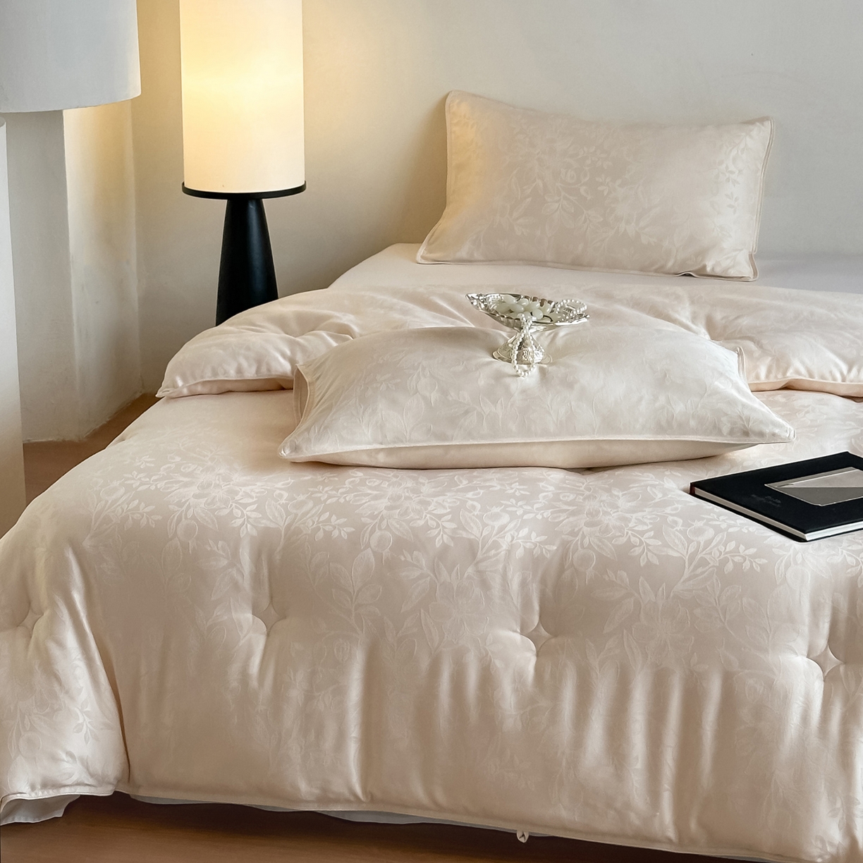 91家纺网 家纺一手货源 找家纺 一加一 2025新款七彩银丝大提花37度澳毛火山被子被芯 花屿梦-香槟玉