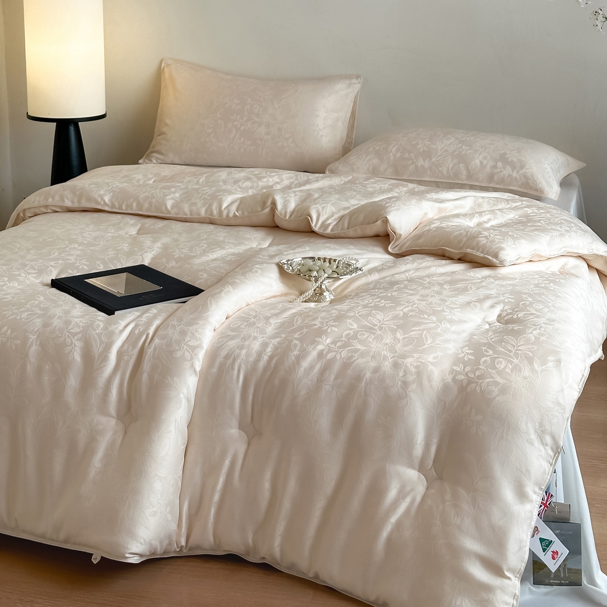 91家纺网 家纺一手货源 找家纺 一加一 2025新款七彩银丝大提花37度澳毛火山被子被芯 花屿梦-香槟玉