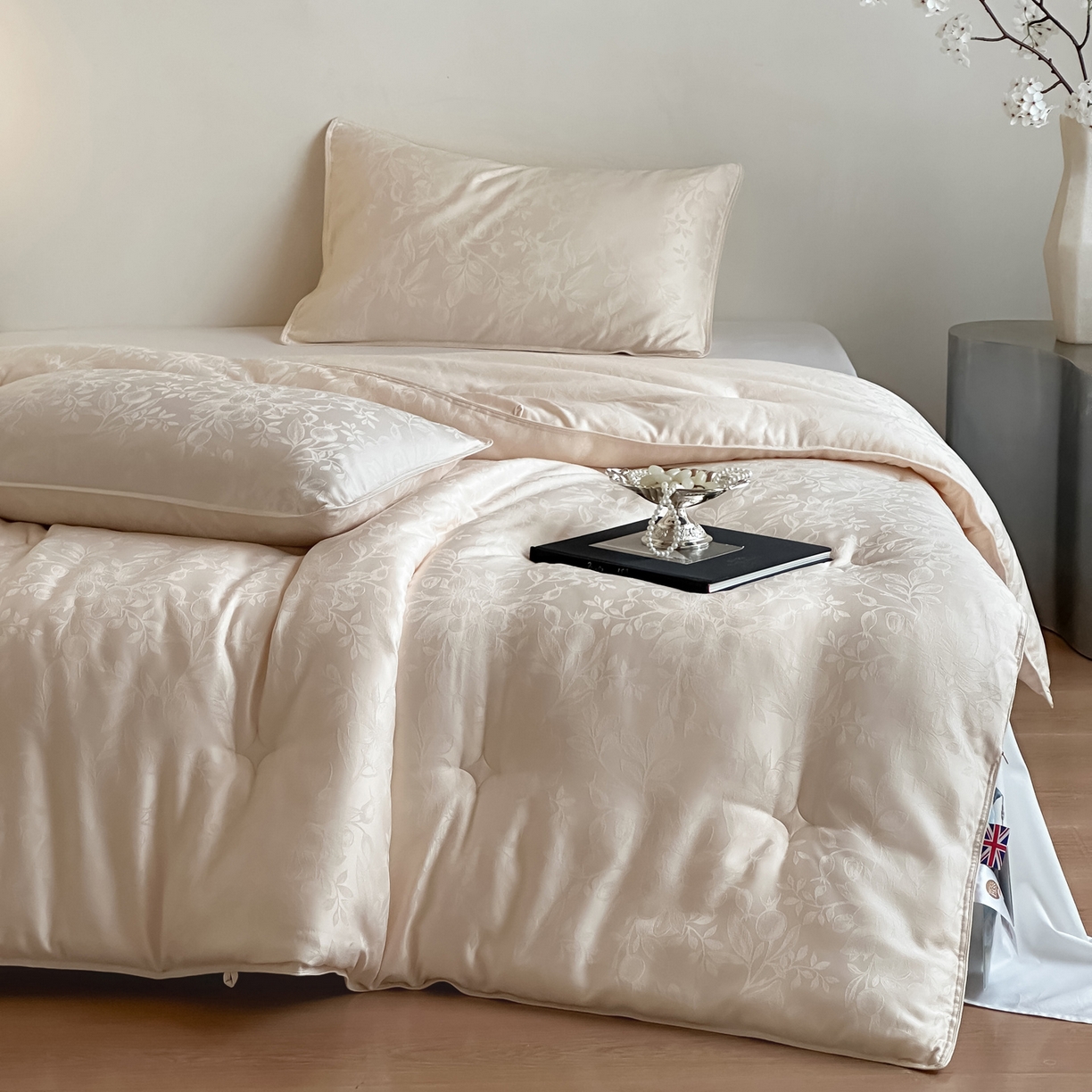 91家纺网 家纺一手货源 找家纺 一加一 2025新款七彩银丝大提花37度澳毛火山被子被芯 花屿梦-香槟玉