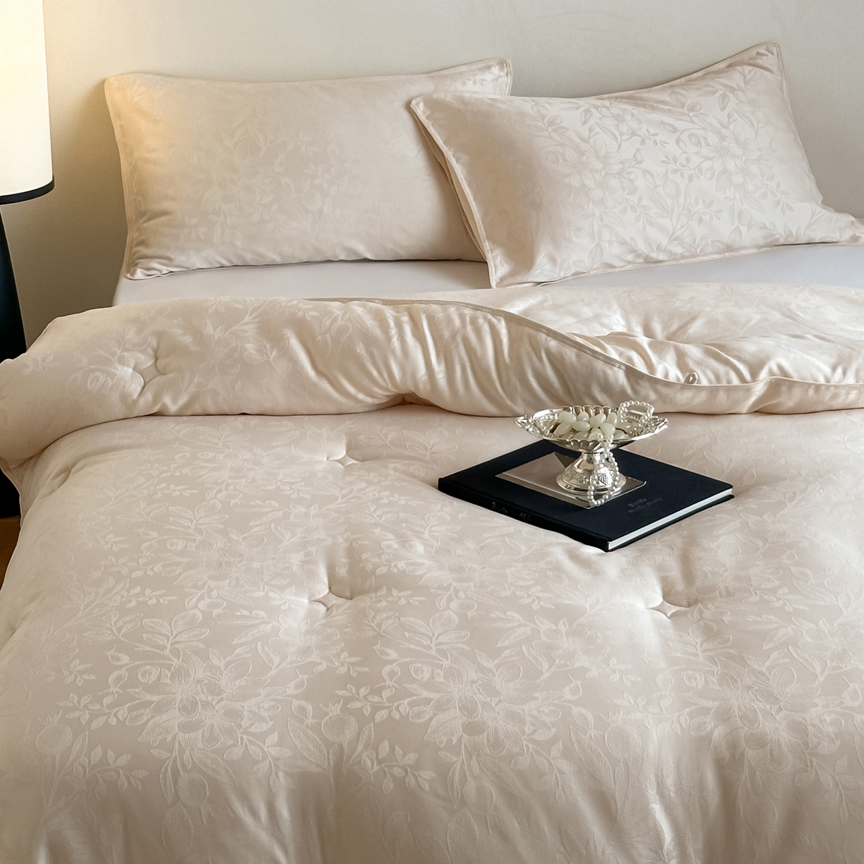 91家纺网 家纺一手货源 找家纺 一加一 2025新款七彩银丝大提花37度澳毛火山被子被芯 花屿梦-香槟玉