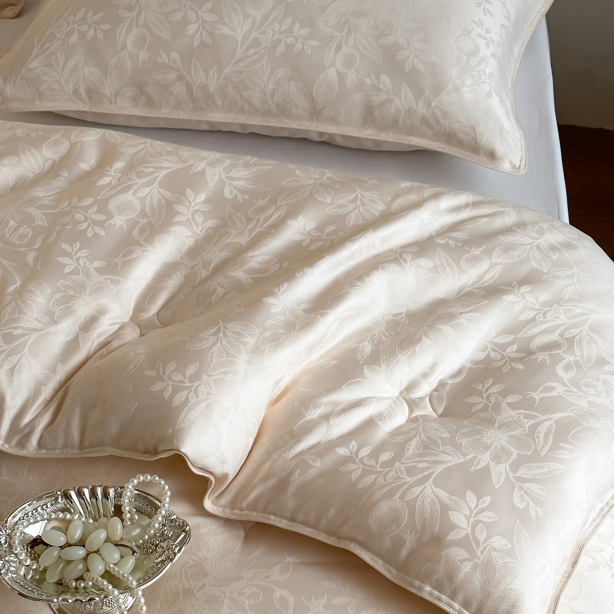 91家纺网 家纺一手货源 找家纺 一加一 2025新款七彩银丝大提花37度澳毛火山被子被芯 花屿梦-香槟玉