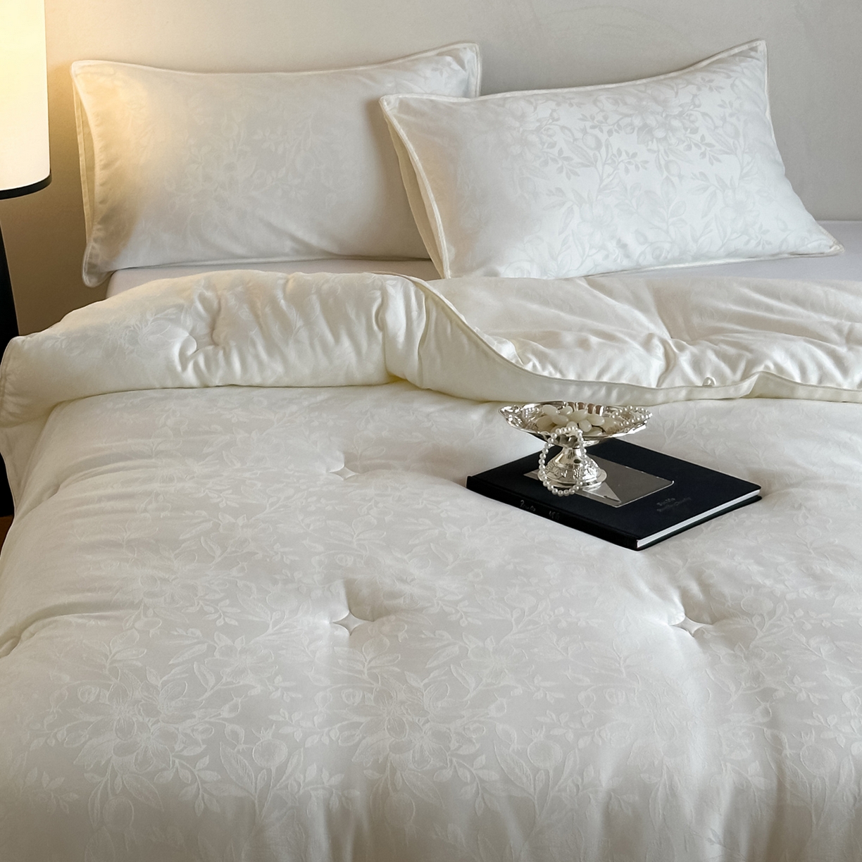 91家纺网 家纺一手货源 找家纺 一加一 2025新款七彩银丝大提花37度澳毛火山被子被芯 花屿梦-奶白