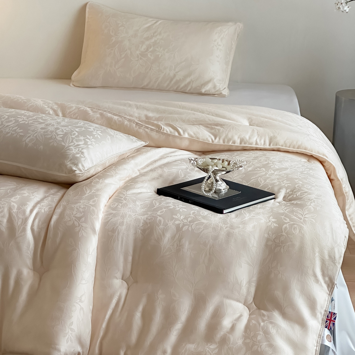 91家纺网 家纺一手货源 找家纺 一加一 2025新款七彩银丝大提花37度澳毛火山被子被芯 花屿梦-香槟玉