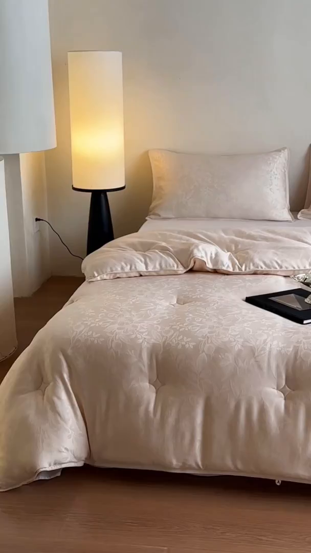 91家纺网 家纺一手货源 找家纺 一加一 2025新款七彩银丝大提花37度澳毛火山被子被芯 花屿梦-香槟玉