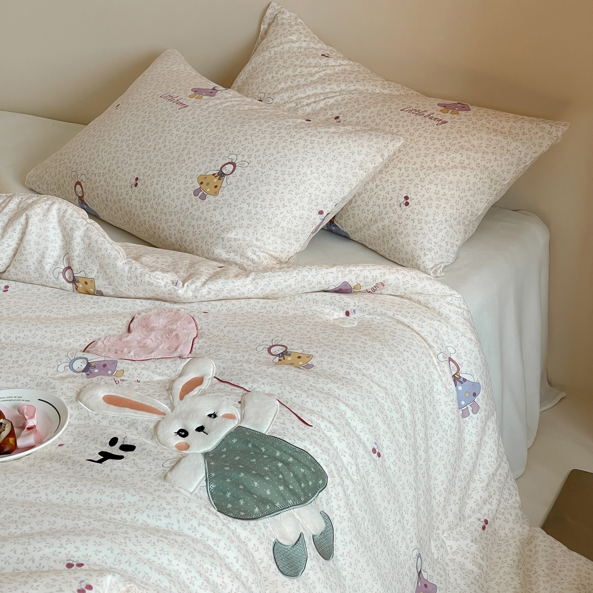 91家纺网 家纺一手货源 找家纺 （总）一加一 2025新款全棉双层纱贴布绣抗菌大豆被子被芯