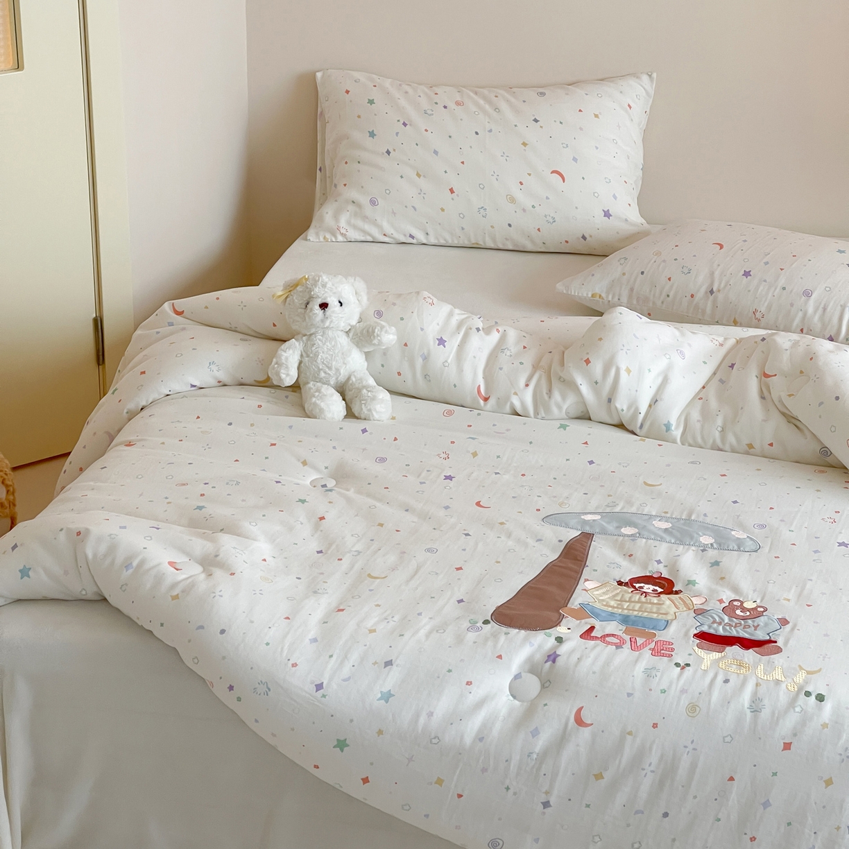 91家纺网 家纺一手货源 找家纺 一加一 2025新款全棉双层纱贴布绣抗菌大豆被子被芯 森林奇遇