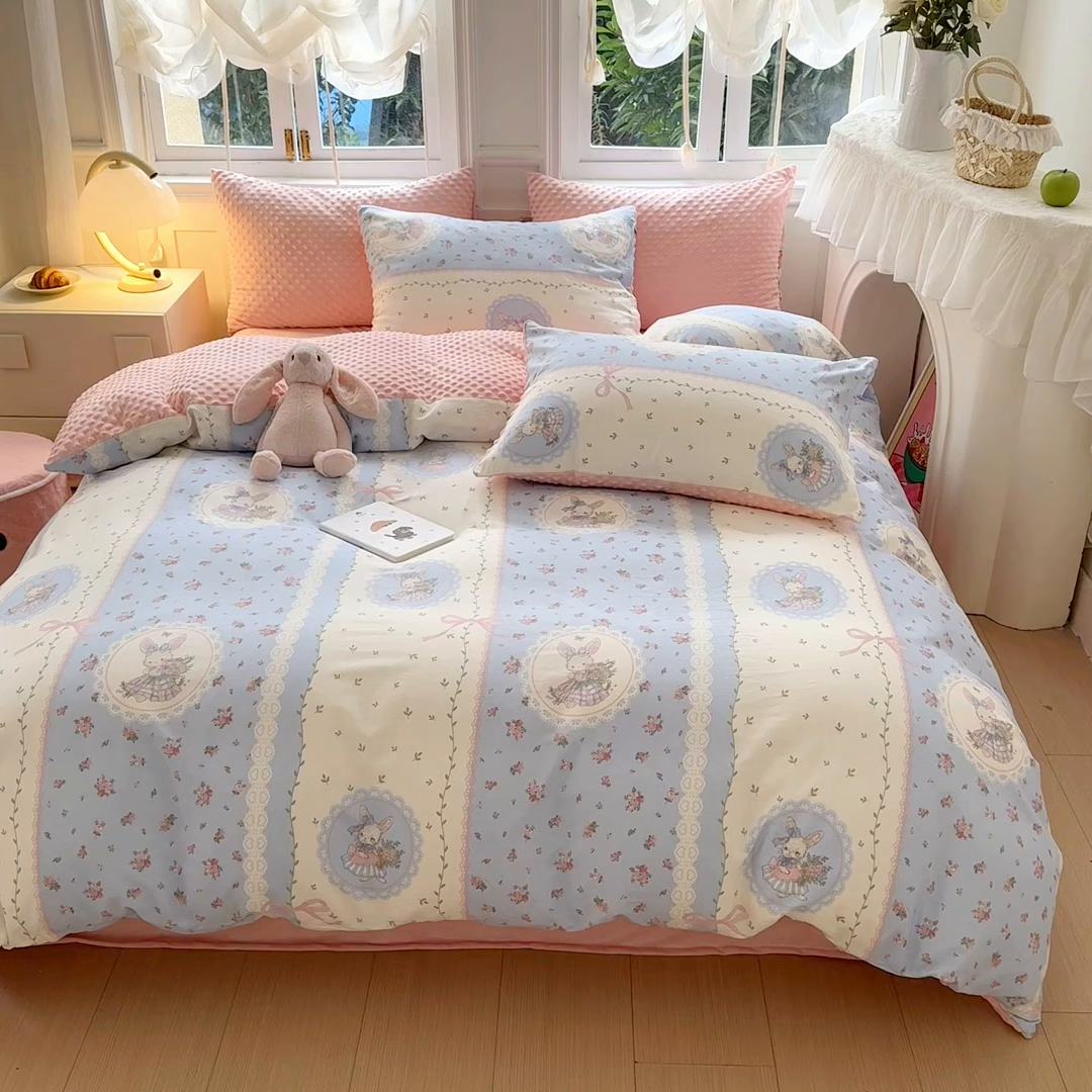 91家纺网 家纺一手货源 找家纺 丫丫家纺 2025学生季全棉高克重豆豆绒三四件套加厚保暖婴儿绒牛奶绒单被套单人双人被套加大号棉加绒三四件套  爱丽丝梦游